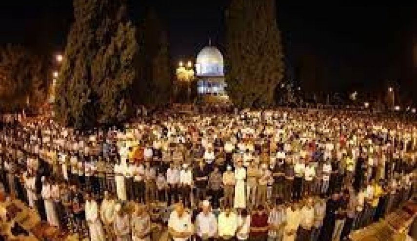 الاحتلال يمنع الفلسطينيين دون 50 عاما من أداء صلاة الفجر بالأقصى