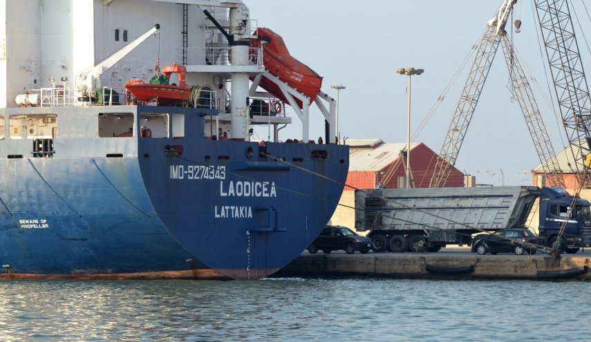 الاستعداد لتفريغ حمولة الباخرة لاوديسيا في مرفأ طرطوس
