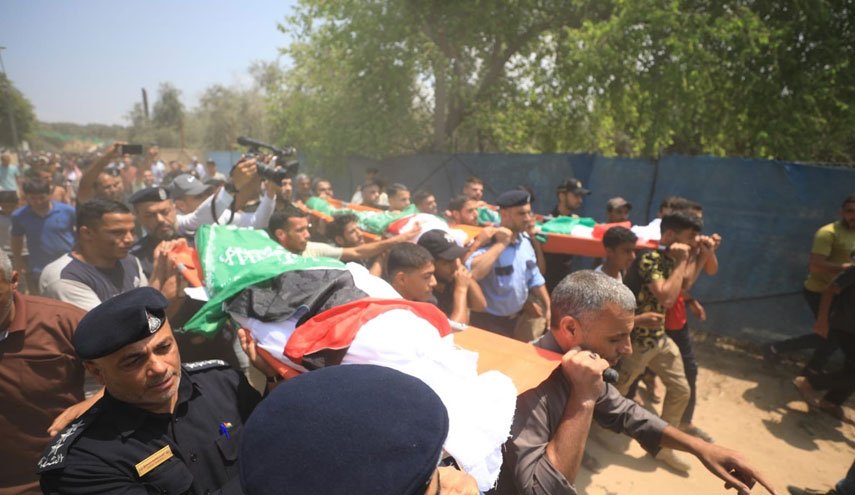 جماهير غفيرة تشيّع الشهيد ياسر النباهين وأطفاله الثلاثة وسط قطاع غزة