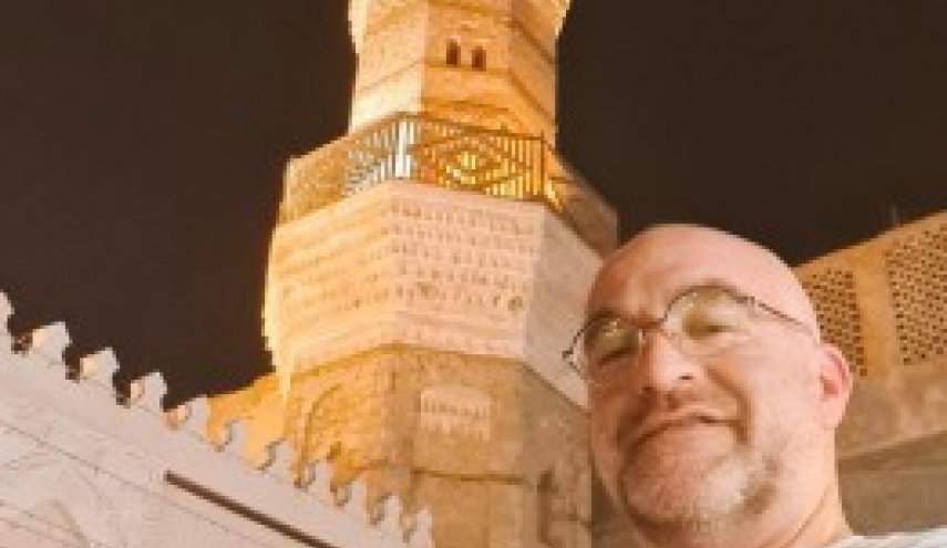 سائح إسرائيلي يجوب السعودية والإمارات والأردن بسيارته الخاصة