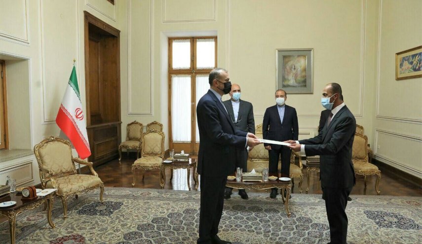 سفير الكويت الجديد لدى طهران يقدم نسخة من اوراق اعتماده لوزير خارجية ايران