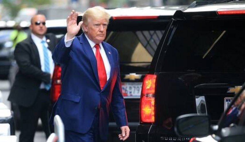 ترامب يتهم الـFBI بسرقة جوازات سفر خاصة به
