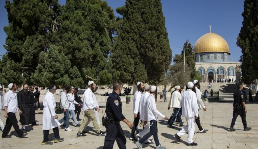 عشرات المستوطنين يقتحمون المسجد الأقصى بحماية قوات الاحتلال