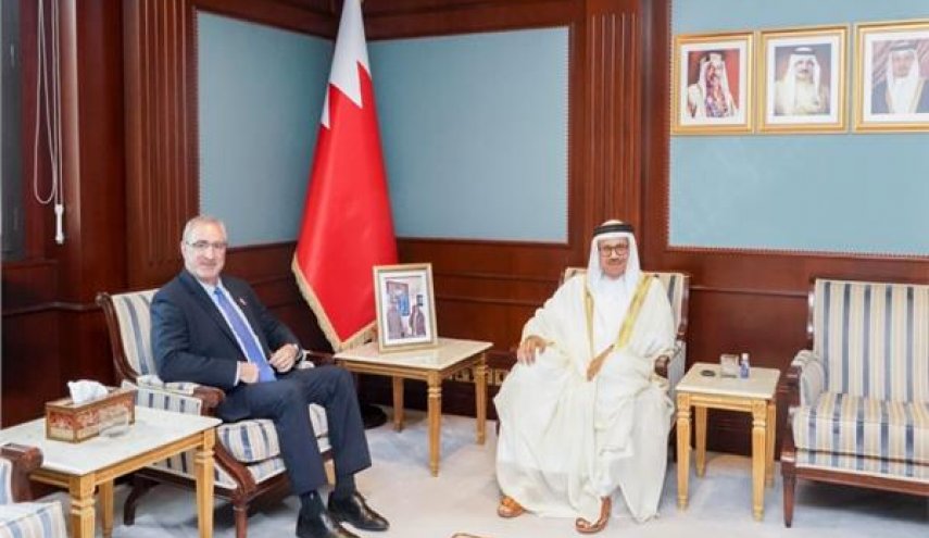 وزير الخارجية البحريني يلتقي سفير الإحتلال في المنامة