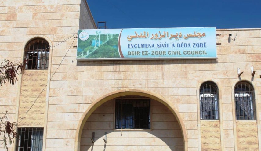 أهالي دير الزور يقتحمون مبنى المجلس التابع لـ