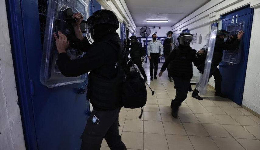 الحركة الأسيرة: الدخول في مرحلة حل التنظيم بسجون الاحتلال اعتبارا من الاحد