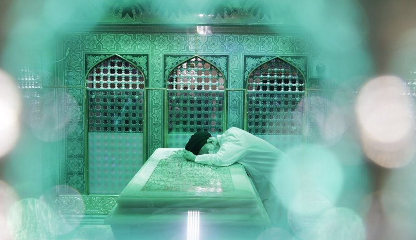 تعطير ضريح الامام الرضا (ع) بحضور قائد الثورة الاسلامية