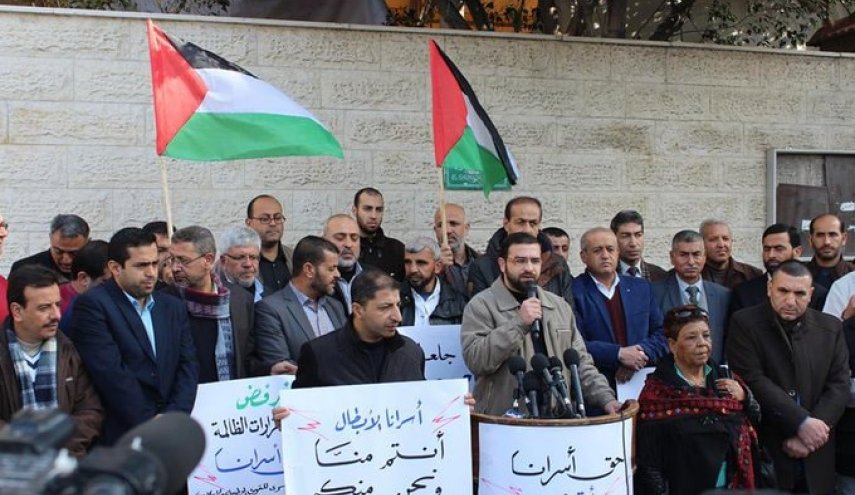 غزة.. وقفة تضامنية مع الأسرى في سجون الاحتلال

