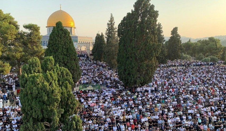 50 ألفا يؤدون صلاة الجمعة في 'الأقصى'