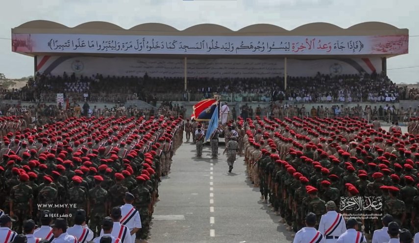 صور.. العرض العسكري بالحديدة واستعراض الغواصين والطائرات المسيرة