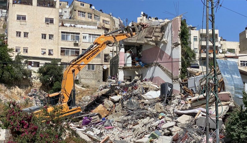 الاحتلال يجبر عائلة مقدسية على هدم منزلها في سلوان