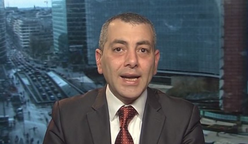 باحث مصري شهير يوصي دفن جثته في صنعاء وبجانبه هذا الشيء