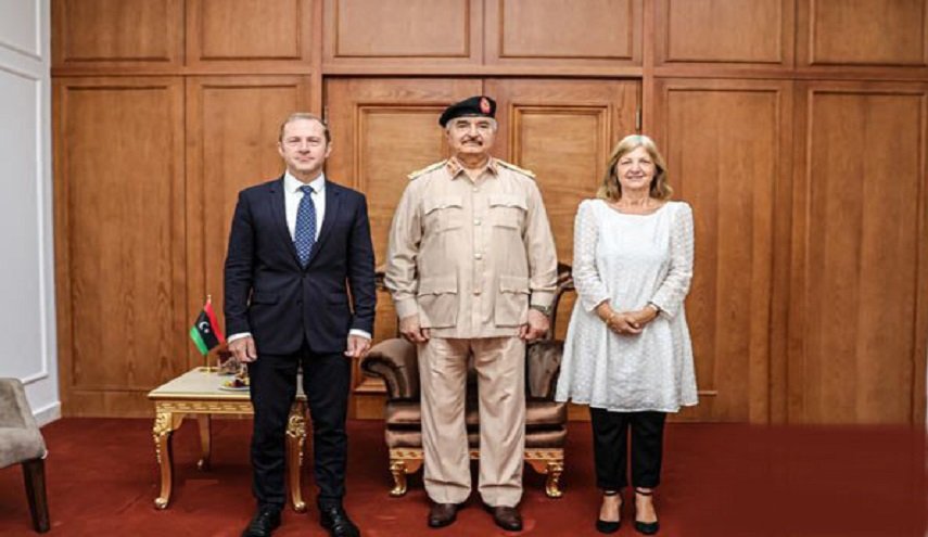 حفتر يستقبل المبعوث الفرنسي في بنغازي
