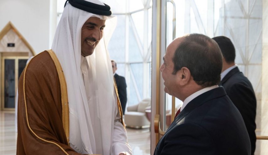 السيسي يصل الدوحة والأمير تميم في مقدمة المستقبلين