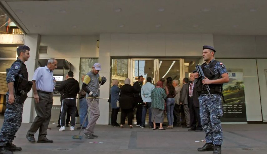 لبنان: مشهد اقتحامات المصارف يعود من جديد