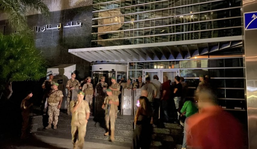 العشرات يعتصمون أمام الفرع الرئيسي لـ
