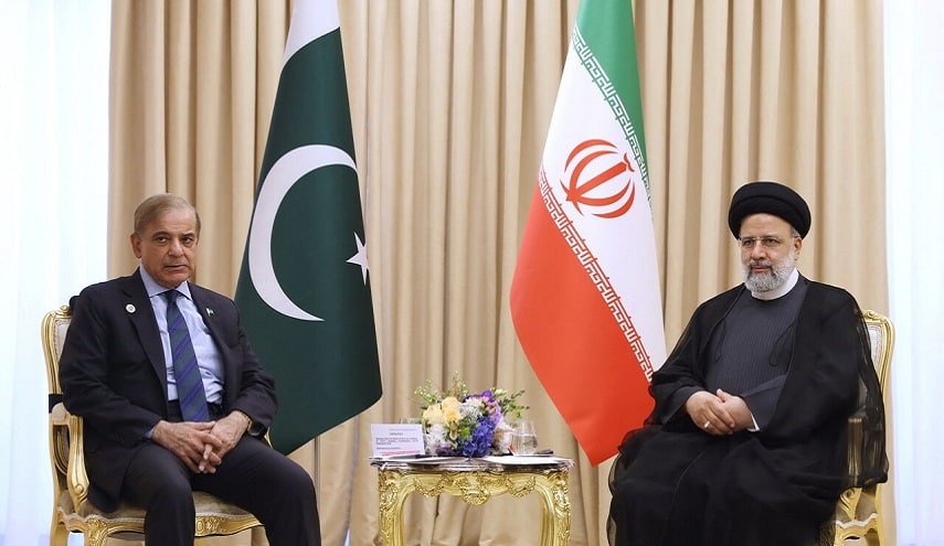رئيسي: إيران لا تضع أية حدود لتوسيع العلاقات مع باكستان