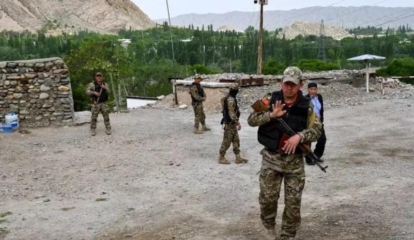 قرغيزستان وطاجيكستان تدعوان قوات بلديهما للـ'انسحاب' بعد مواجهات حدودية