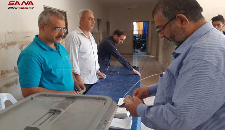 شاهد.. مواطنو مدينة دوما يختارون ممثليهم للمجالس المحلية