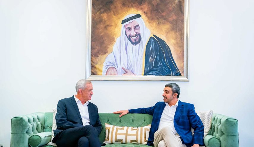 وزير الخارجية الإماراتي  يجري مباحثات مع وزير حرب كيان الاحتلال