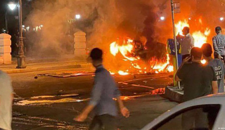 اصابة شرطي ايراني بحروق و حرق سيارة اسعاف في اعمال الشغب