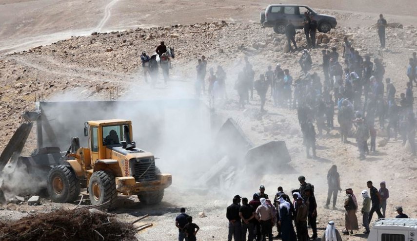 الاحتلال يشرد عائلة مكونة من 14 شخصا في النقب