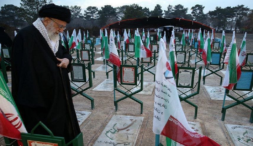 قائد الثورة: رسالة الشهداء هي أن الصمود أمام شياطين القوة توصل إلى الانتصار