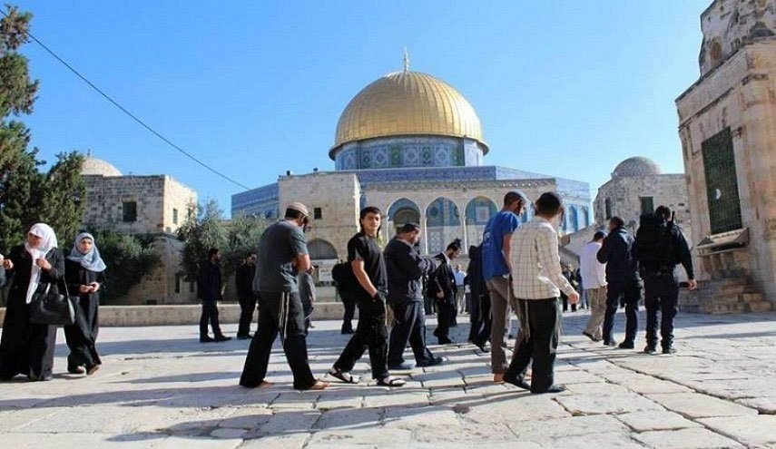 مستوطنون يقتحمون باحات المسجد الأقصى