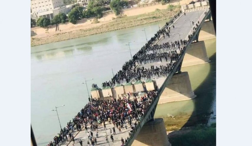 وسط اجراءات امنية غير مسبوقة..توافد المتظاهرين العراقيين باتجاه ساحة التحرير