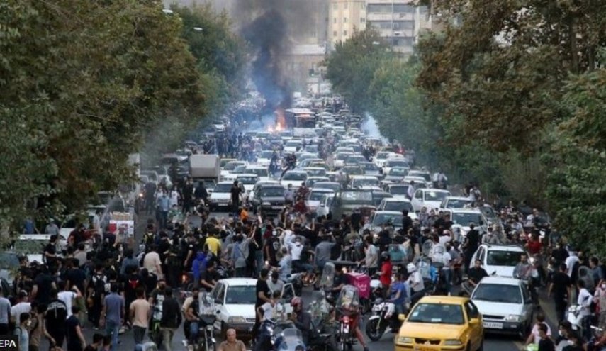إيران تتوعد أعداءها بالهزيمة وتضييق السعودية على نشطاء حقوق الإنسان