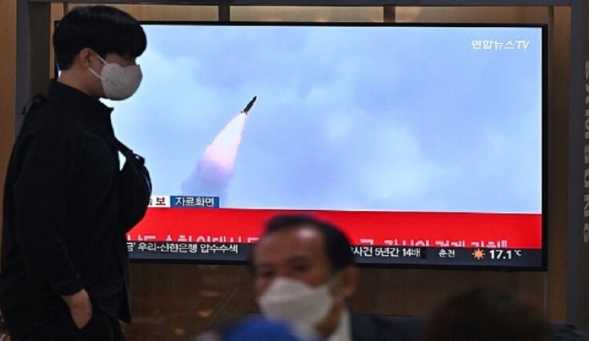 طوكيو تعقد اجتماعا طارئا بعد إطلاق كوريا الشمالية صاروخا حلق فوق اليابان