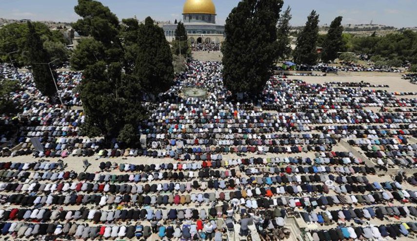 عشرات آلاف الفلسطينيين يؤدون صلاة الجمعة في المسجد الأقصى