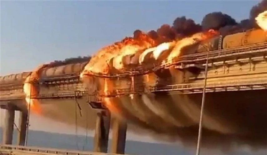 روسيا تعلن أسباب حريق جسر القرم وتفاصيل ما حدث
