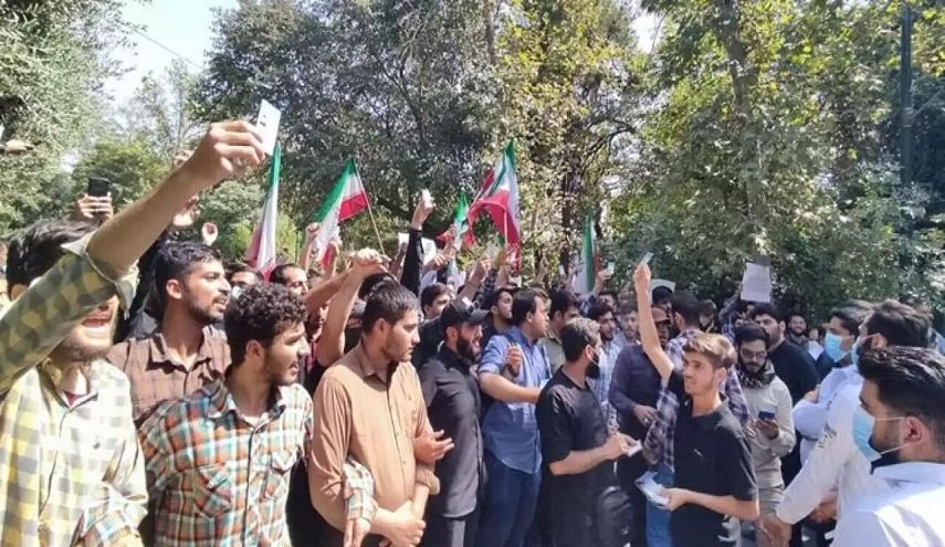 طلاب جامعيون ينظمون وقفات اجتجاجية تنديدا بأعمال الشغب الأخيرة