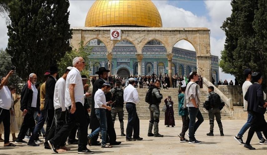 مستوطنون يقتحمون الاقصى وسط نفير فلسطيني للتصدي لهم