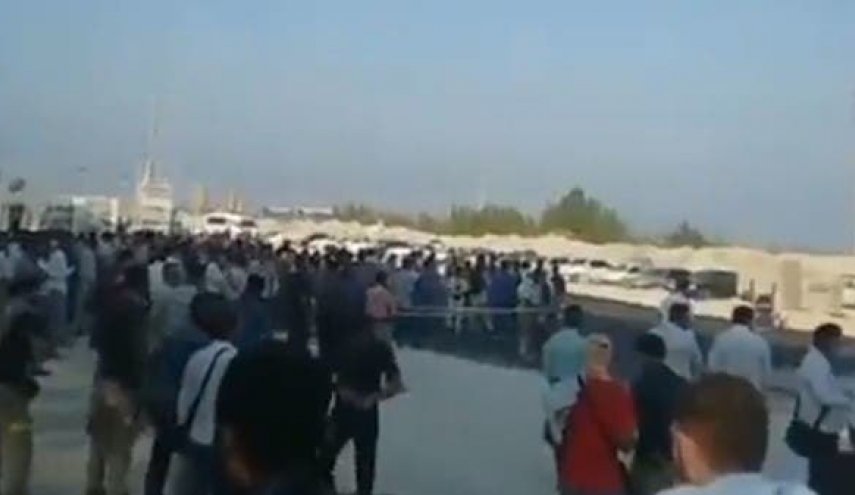 احتجاج عدد من عمال بتروكيماويات عسلوية ضد شركات المقاولات..ومخطط 