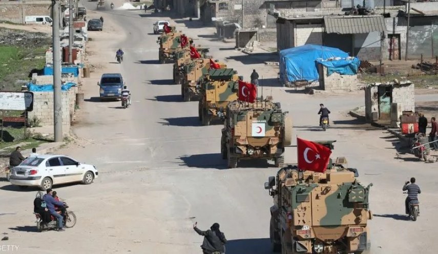 بالصورة.. متظاهرون يقطعون الطريق أمام رتل تركي في حلب