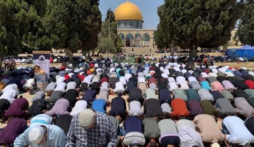 عشرات آلاف الفلسطينيين يؤدون صلاة الجمعة في الأقصى