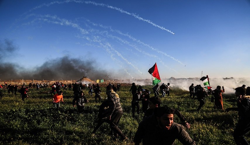 الإحتلال يطلق قنابل الغاز صوب متظاهرين على حدود غزة
