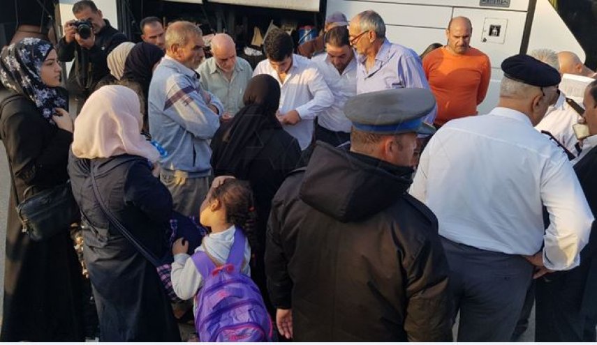 وصول دفعة مهجرين سوريين من مخيمات اللجوء في لبنان إلى معبر الدبوسية