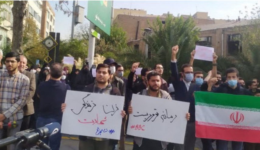 تجمع اعتراضی دانشجویان در مقابل سفارت انگلیس
