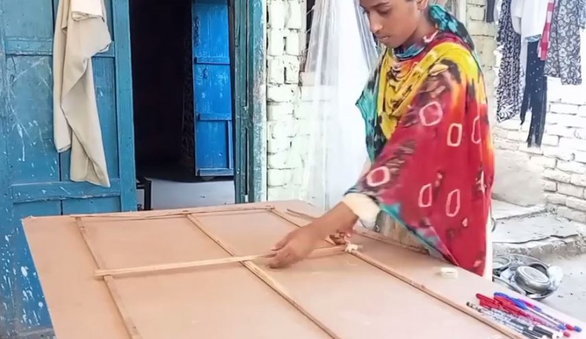 شاهد.. هندية تدخل غينيس برسمها 15 صورة في وقت واحد!