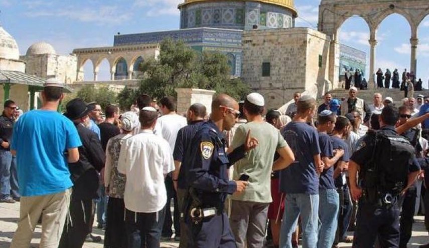 عشرات المستوطنين يقتحمون باحات المسجد الأقصى المبارك
