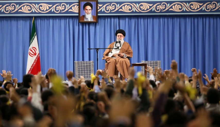 قائد الثورة الاسلامية يستقبل جمعا من الطلاب يوم الاربعاء