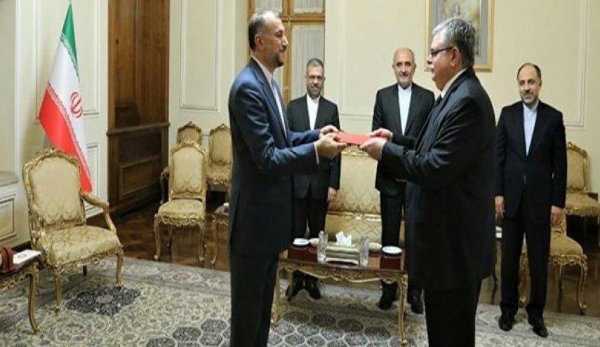 وزير الخارجية الايراني يتسلم نسخة من اوراق اعتماد سفير روسيا الجديد