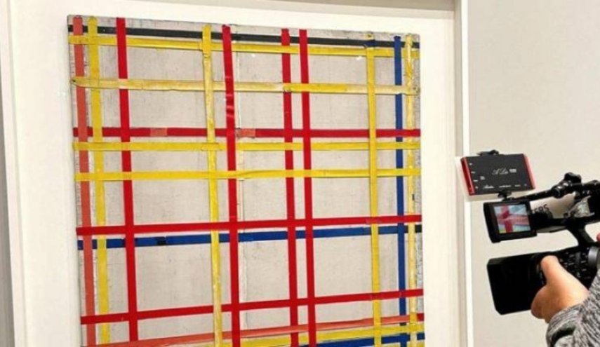 لمدة 77 عاما.. لوحة فنية معلّقة بالمقلوب !
