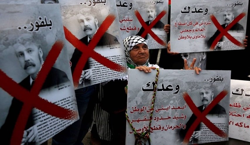 وقفة احتجاجية على 'إعلان بلفور' أمام القنصلية البريطانية في القدس المحتلة
