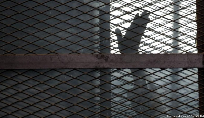 أدباء نوبل يُطالبون قادة العالم بتحرير آلاف سجناء الرأي في مصر 