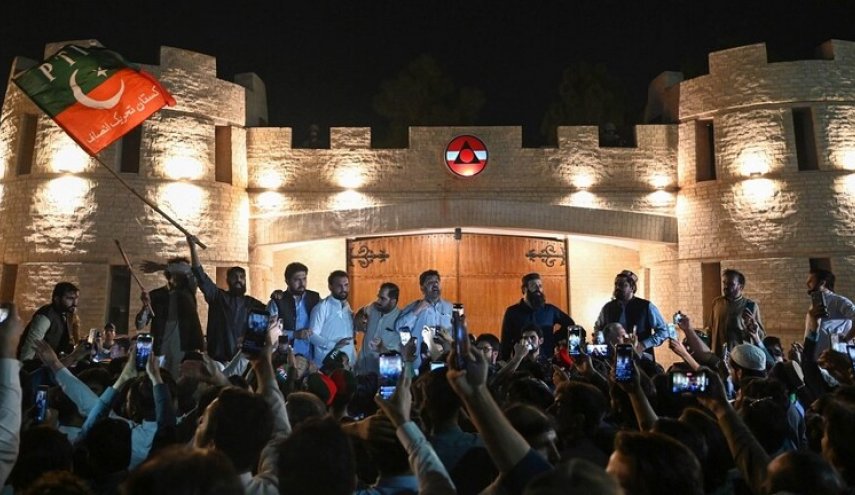 عمران خان يتهم رئيس الوزراء شهباز شريف بالوقوف وراء محاولة اغتياله
