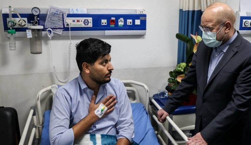 قاليباف يزور عددا من جرحى قوى الامن الداخلي في المستشفى
